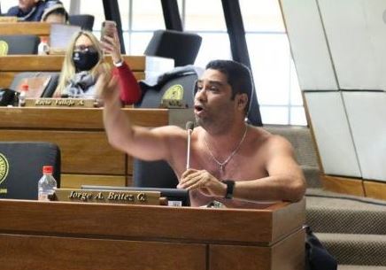 “Nudes” no parlamento