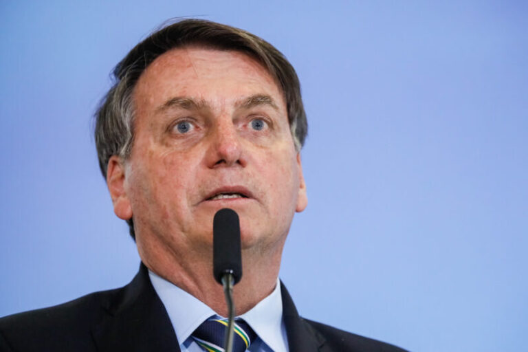 “Vontade de encher sua boca de porrada”, diz Bolsonaro a repórter
