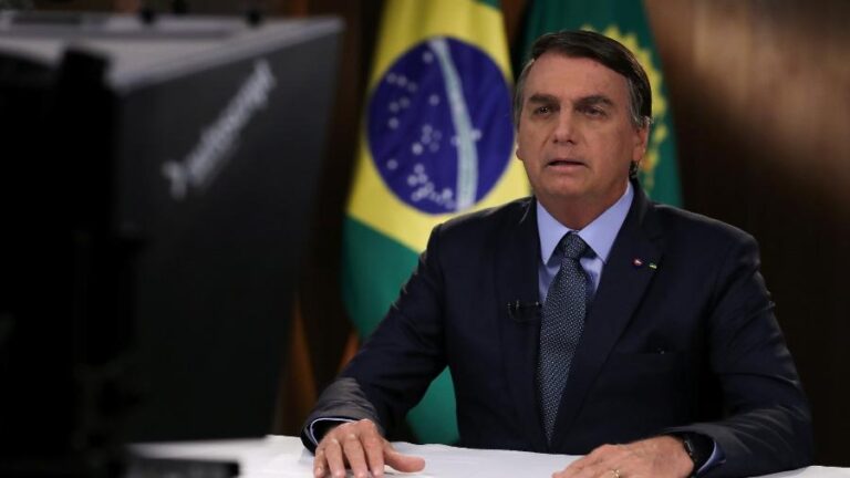 Mulher vai à Justiça pedir auxílio emergencial de US$ 1.000 citado por Bolsonaro