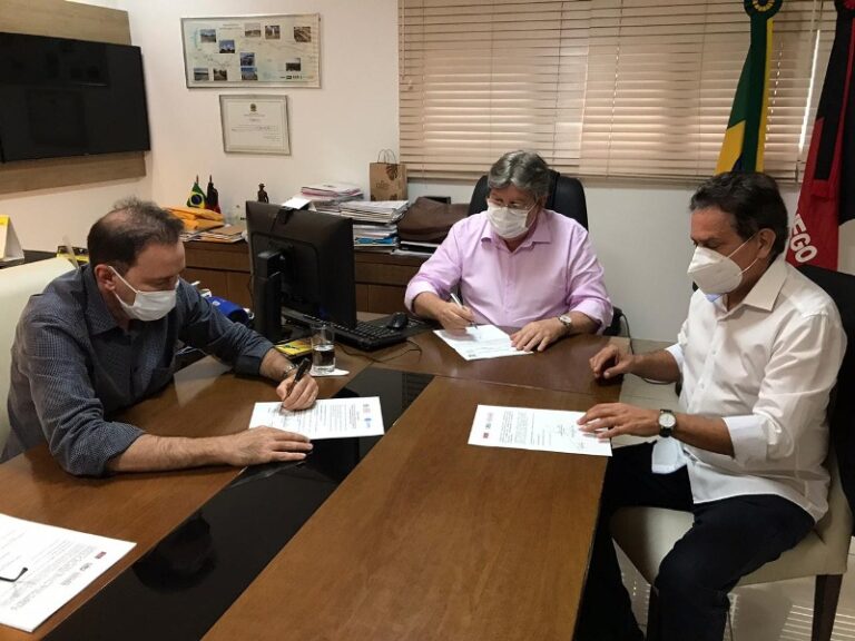 João Azevêdo autoriza obras de abastecimento de água e de mobilidade urbana em Areia e Alagoa Grande
