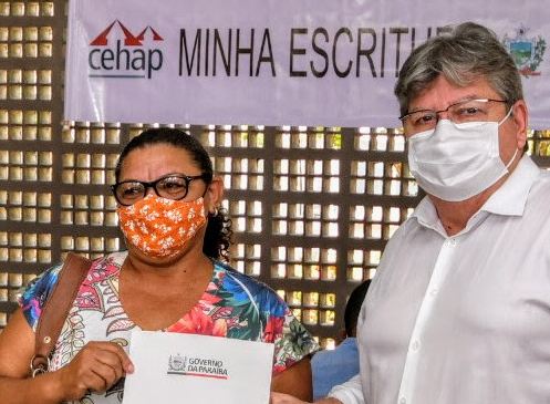 João Azevêdo entrega escrituras de imóveis a famílias do conjunto Colinas do Sul em João Pessoa