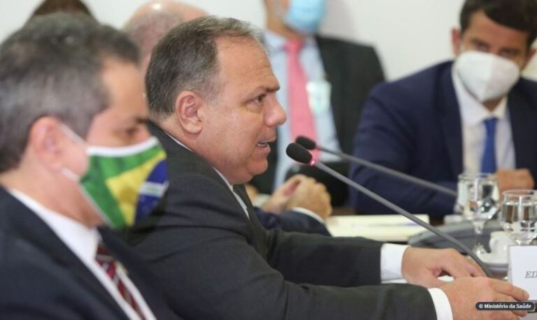 Pazuello diz que Brasil tem 300 milhões de doses de vacinas garantidas