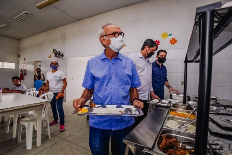 Cícero Lucena e Léo Bezerra almoçam na cozinha comunitária do Bela Vista e falam em reestruturação dos espaços