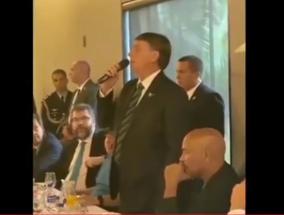 Vídeo: “Vai pra pqp”, diz Bolsonaro sobre gastos milionários do governo com pizza, chiclete e leite condensado