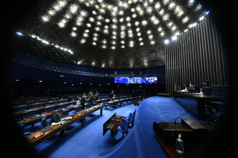 Senado aprova ‘pacote de bondades’ três meses antes das eleições, a PEC do estado de emergência