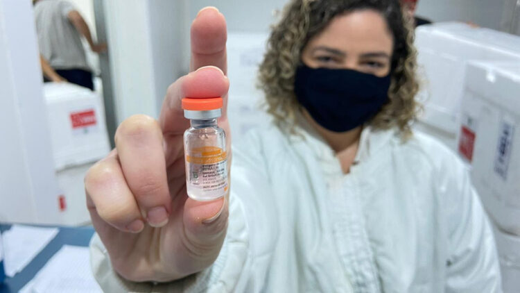 Vacinas da Covid-19 e da gripe não podem ser tomadas juntas, afirmam médicos