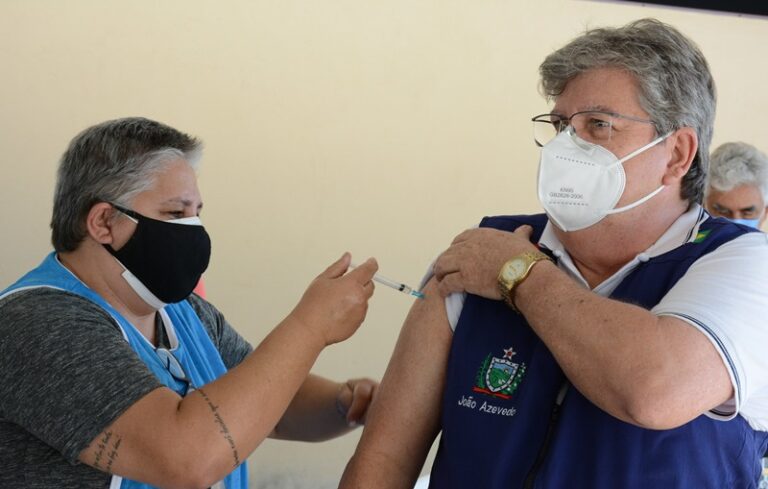 Governador João Azevêdo se vacina contra Covid-19 – VEJA