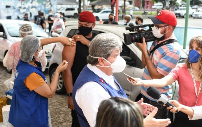 João Azevêdo acompanha início de vacinação das forças de Segurança e anuncia chegada de novas doses para imunizar profissionais