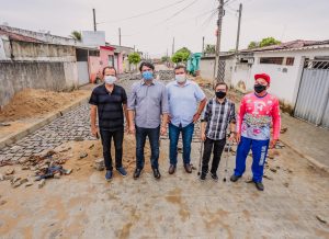 Leo Bezerra visita obras de pavimentação no Bairro das Indústrias