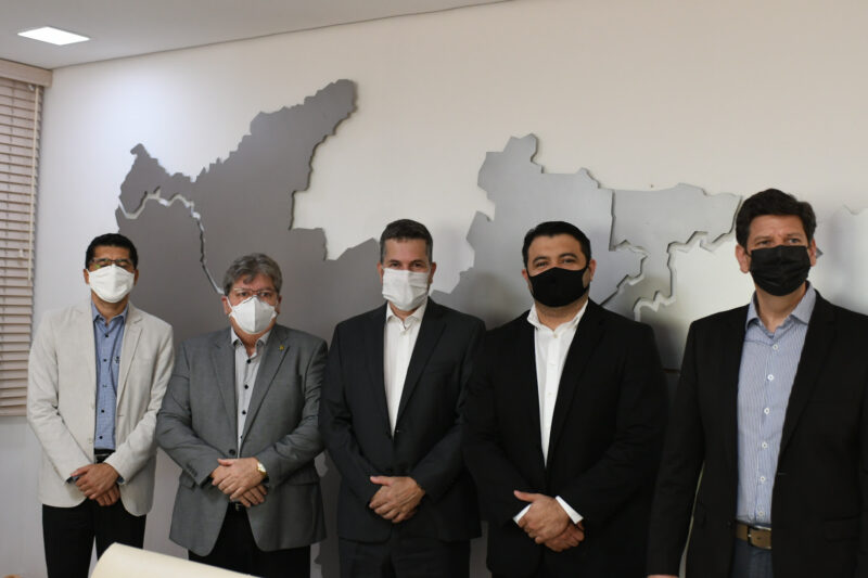 João Azevêdo apresenta potencial tecnológico e discute geração de emprego e renda com representantes da Indra Brasil