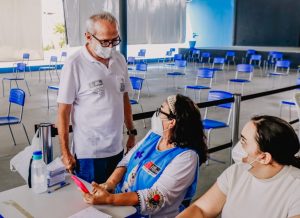 João Pessoa bate marca de 500 mil vacinas contra Covid-19 aplicadas em 48 horas; prefeito visita postos de imunização