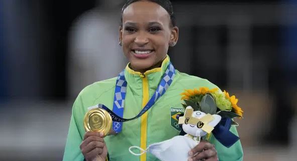 Rebeca Andrade leva ouro no salto e é a 1ª campeã olímpica do país na ginástica