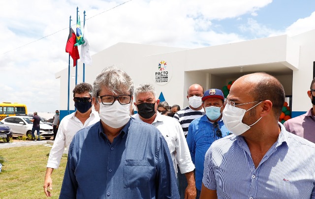 Governador João Azevêdo entrega escola e anuncia novas obras em Sobrado