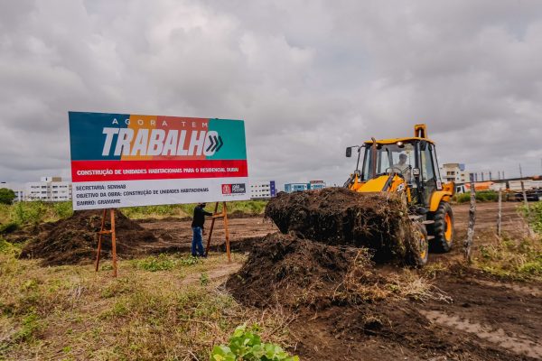 Cícero Lucena visita terreno juntamente com moradores da antiga comunidade Dubai onde será construído residencial