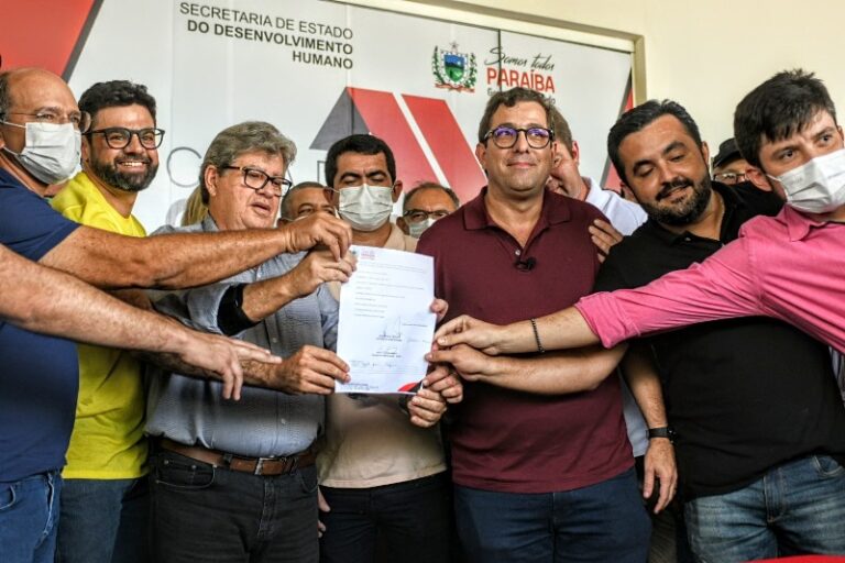 Governador João Azevêdo entrega Casa da Cidadania, autoriza implantação de UTI e inspeciona obras de travessia urbana em Catolé do Rocha