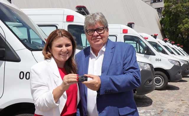 João Azevêdo entrega 15 ambulâncias para atender rede hospitalar do estado e reforma de ambulatório para travestis e transexuais