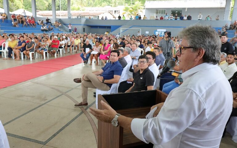 Governador João Azevêdo entrega escrituras de casas a mais 300 famílias de Rio Tinto