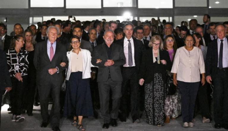 Após reunião, Lula caminha com governadores e ministros até o Supremo Tribunal Federal em gesto histórico de solidariedade