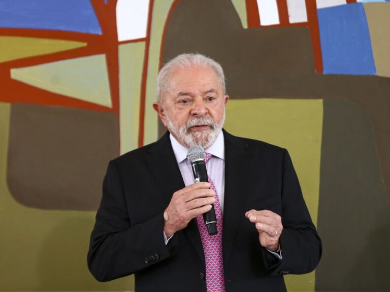 Promessa de campanha, Lula anuncia projeto que visa igualar salários de homens e mulheres