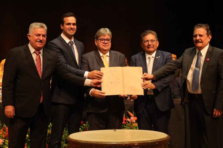 João Azevêdo e Lucas Ribeiro tomam posse como governador e vice-governador da Paraíba