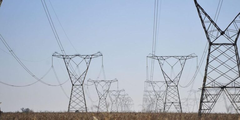 Três torres de energia são derrubadas; governo cria comitê para apurar
