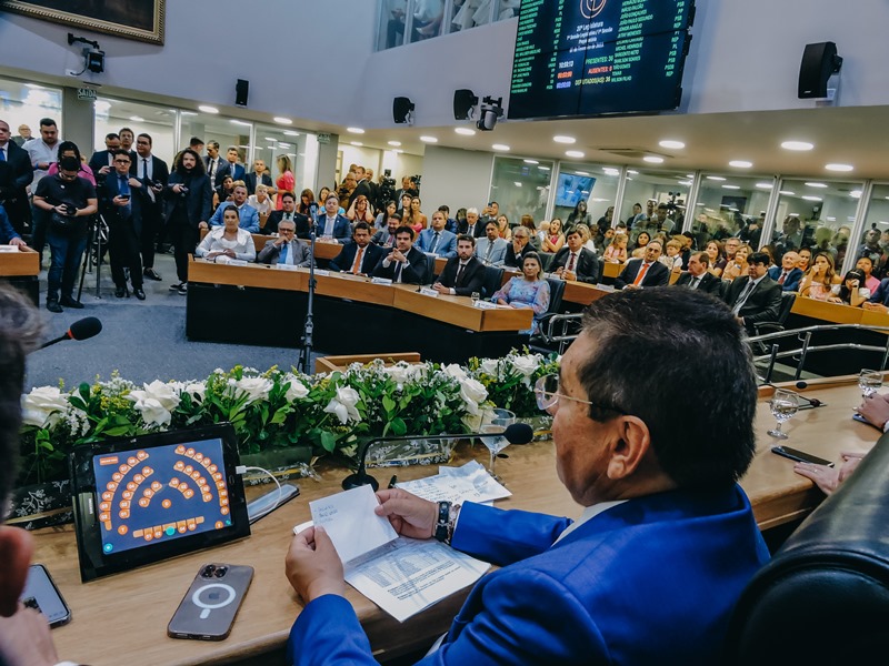 Deputados estaduais tomam posse e elegem Adriano Galdino presidente da ALPB