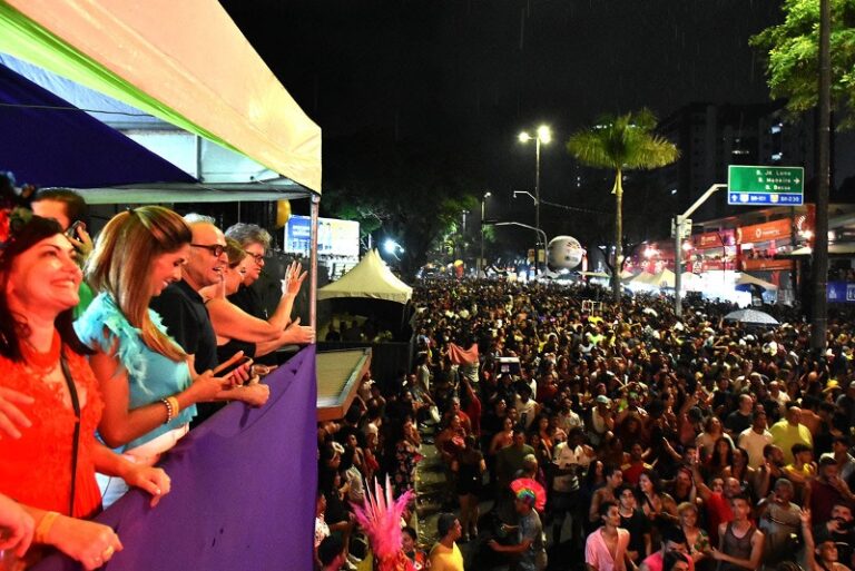 João Azevêdo assiste desfile das “Muriçocas” ao lado do prefeito Cícero Lucena e destaca importância da parceria com municípios 