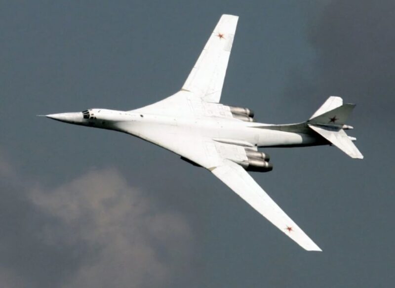 Jatos supersônicos nucleares fazem manobras próximas ao Reino Unido enquanto Rússia posiciona submarinos e navios nucleares no Mar Báltico