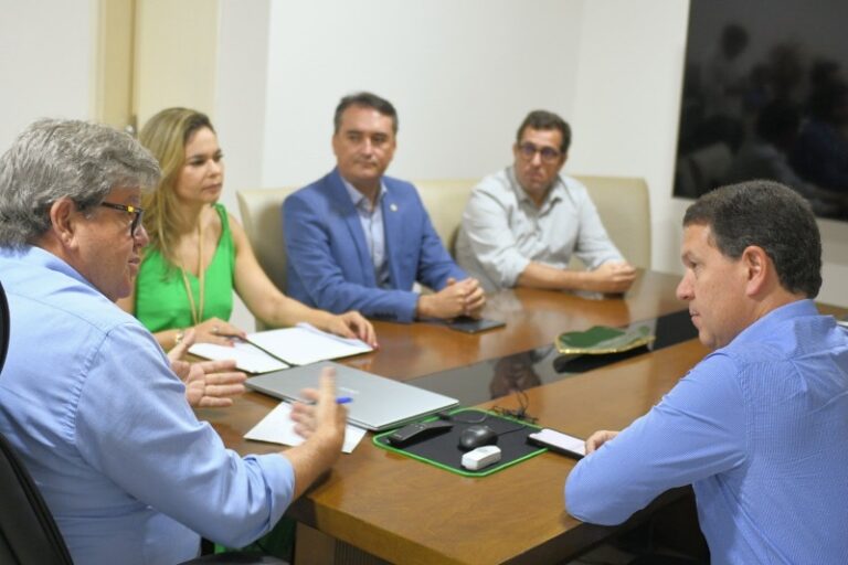 Governador recebe diretor da companhia Azul e trata sobre ampliação de voos em aeroportos da Paraíba
