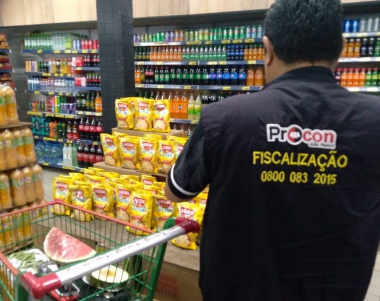 Operação do Procon-JP em supermercados apreende mais de 28 quilos de carne fora da validade