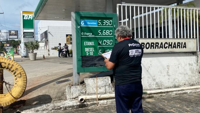 Pesquisa do Procon-JP registra diferença de R$ 0,23 no preço da gasolina, que oscila entre R$ 5,240 e R$ 5,470