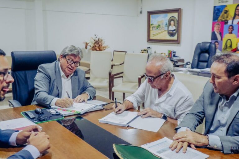 Cícero Lucena e João Azevêdo renovam concessão para que Cagepa opere sistema de água e esgoto da Capital