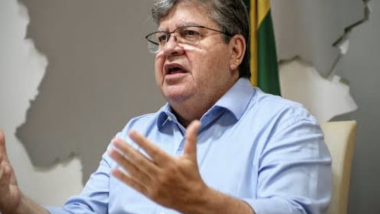 João Azevêdo anuncia R$ 930 milhões em pagamentos da antecipação do 13º e da folha de maio. CONFIRA CALENDÁRIO