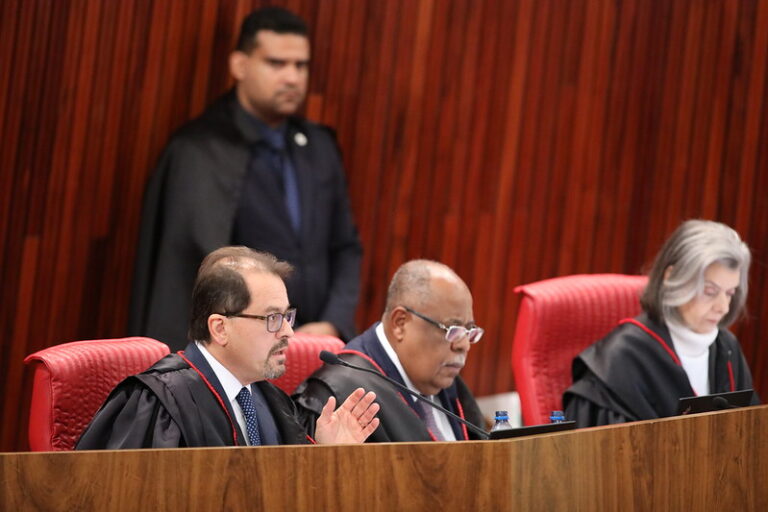 Com o placar de 3 a 1 pela inelegibilidade de Bolsonaro, TSE retoma julgamento nesta sexta-feira. ACOMPANHE AO VIVO