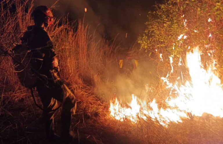 NA PARAÍBA: Força-tarefa tenta controlar incêndio no entorno do Parque Estadual Serra da Santa Catarina