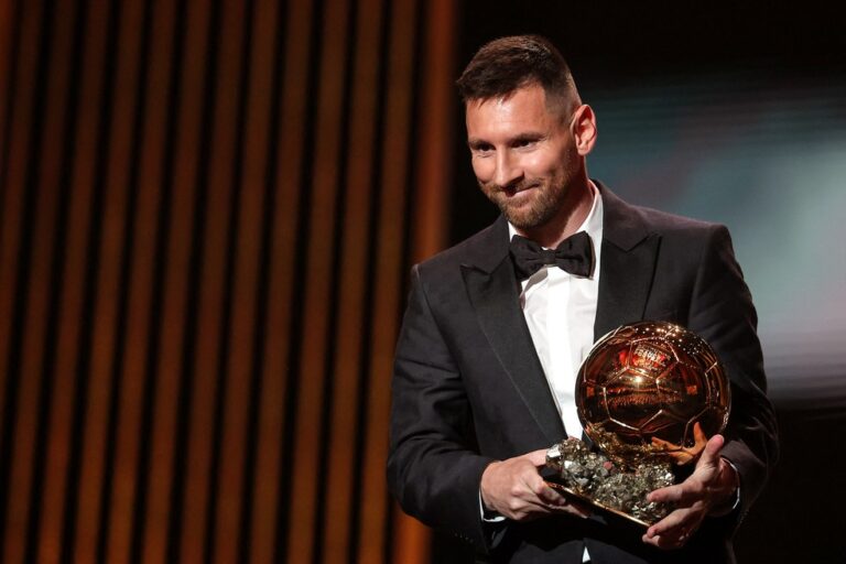 Messi ganha pela 8ª vez o prêmio Bola de Ouro