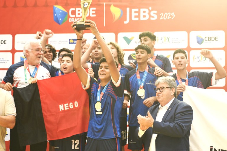 João Azevêdo entrega medalhas de ouro a campões paraibanos do voleibol masculino nos Jogos Escolares Brasileiros