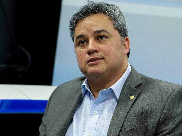 Imprensa nacional repercute possível colaboração de Efraim Filho em escândalo de corrupção