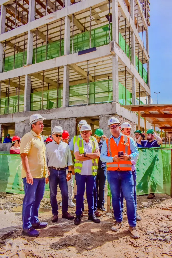 Prefeito apresenta resultados, inspeciona obras do empreendimento habitacional na Beira Rio e projeta conclusão para início de 2025