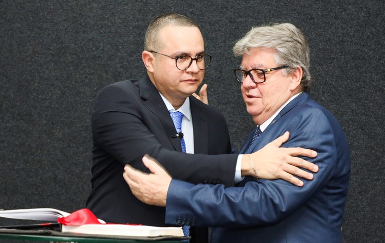 João Azevêdo empossa procurador-geral do Estado e destaca importância da instituição na implantação de políticas públicas