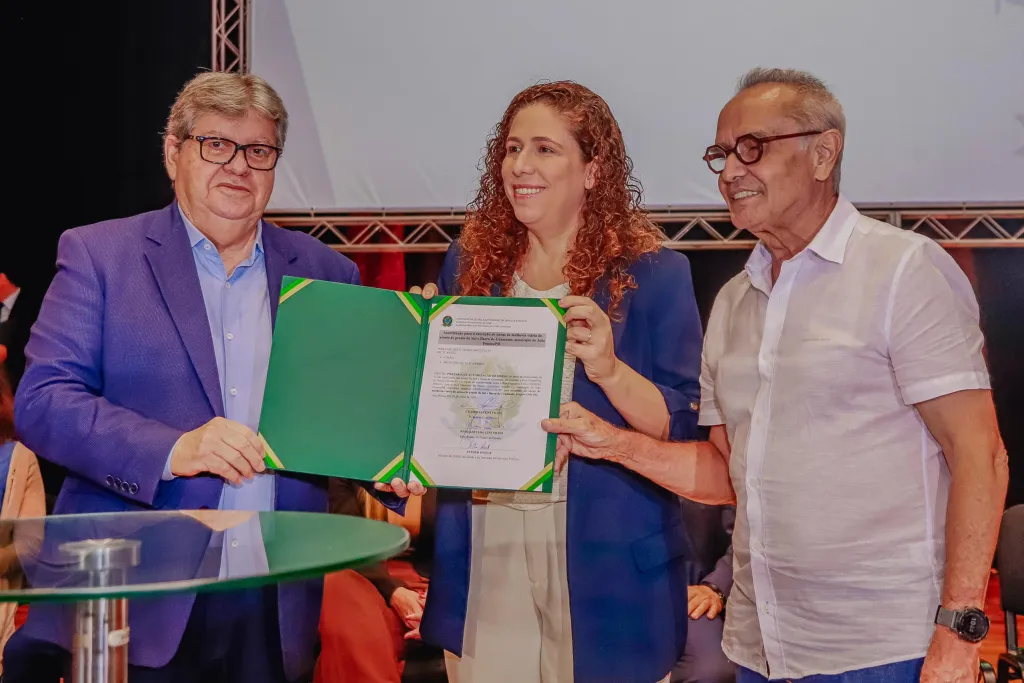 Prefeito assina termo que viabiliza investimentos em áreas de praia e projetos de habitação