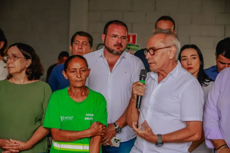 Prefeito entrega novo galpão sustentável no Jardim Cidade Universitária e nove recicletas para a coleta seletiva