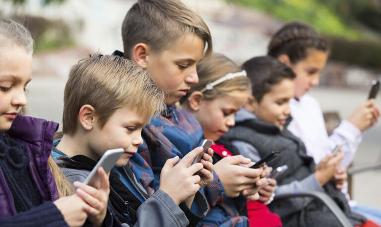 Governo italiano proíbe uso de celulares nas escolas