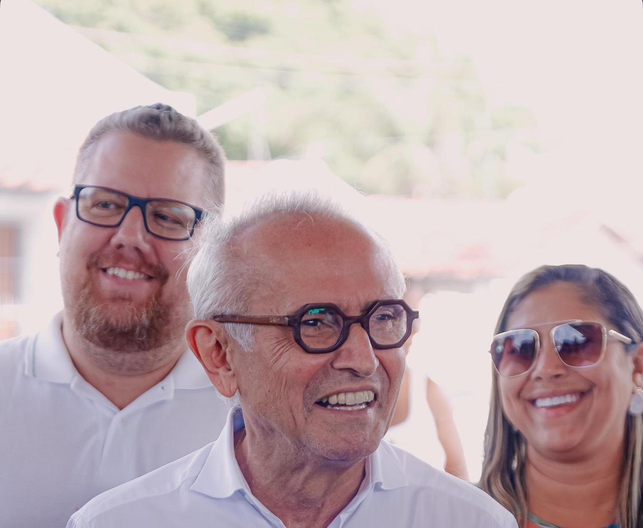 Prefeito Cícero atende solicitação de Júnior Pires e assina ordem de serviço para construção da Praça da Gauchinha