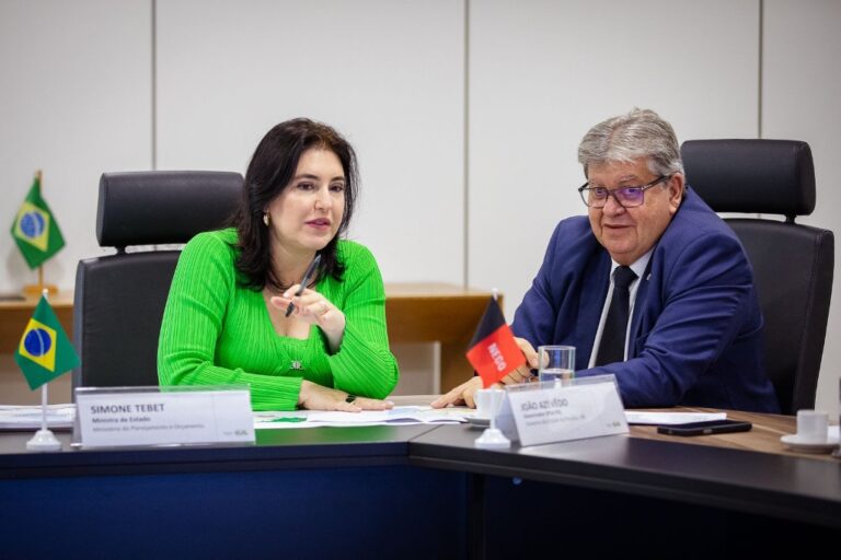 João Azevêdo se reúne com ministra Simone Tebet e participa de lançamento de projeto de expansão de energia limpa em polos de irrigação