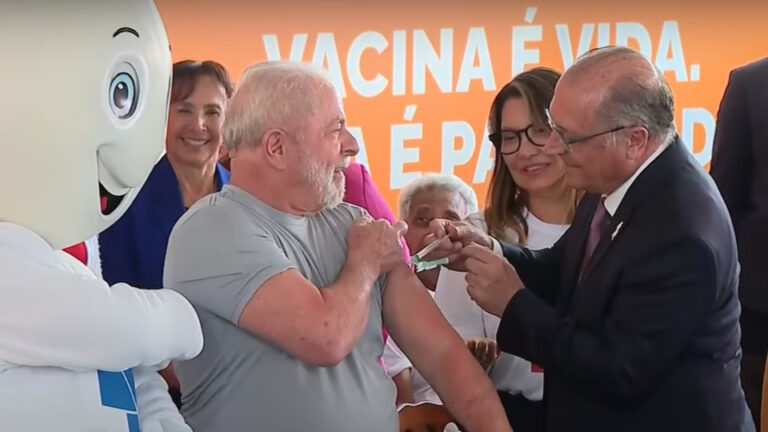 Governo anuncia vacina 100% nacional contra a dengue no SUS em 2026