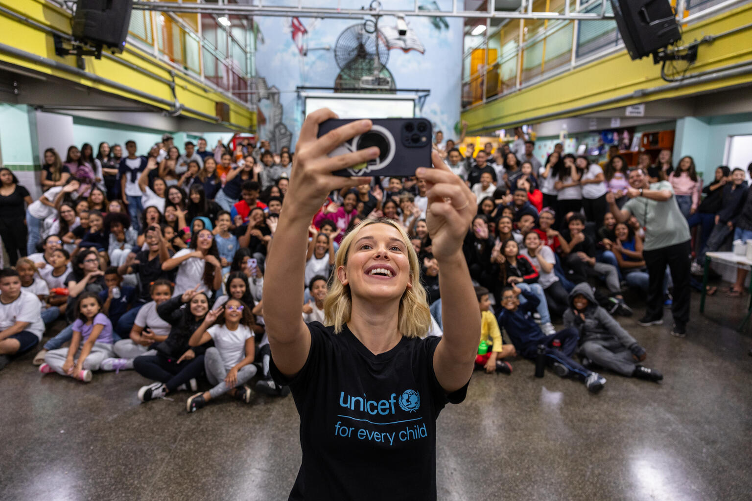 Embaixadora Global do UNICEF, estrela de ‘Stranger Things’, Millie Bobby Brown encontra adolescentes brasileiras e defende seus direitos