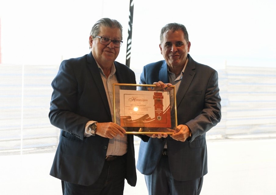 João Azevêdo é homenageado pela Revista Painel Empresarial pelos investimentos em infraestrutura e resultados da economia do Estado 