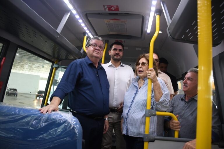 João Azevêdo entrega mais 104 ônibus escolares para os municípios e destaca compromisso de garantir transporte seguro aos estudantes