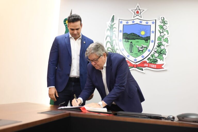 João Azevêdo transmite cargo para vice-governador Lucas Ribeiro